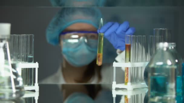 实验室工作人员分析试管中的肉类样品, 添加化学剂、寄生虫 — 图库视频影像