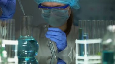 Laboratuvar asistanı mavi sıvı ile Flask örnek alarak, karşılaştırmalı analiz