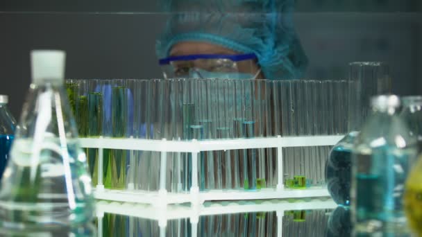Chemiker überprüft Reaktion im Reagenzglas, Analyse von Parfümerieextrakten, Sedimenten — Stockvideo