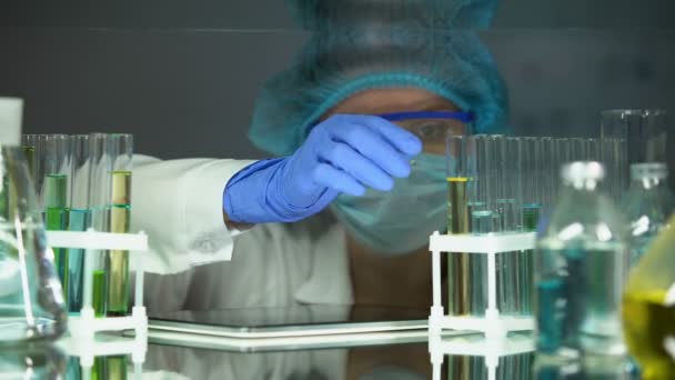 Assistente de laboratório analisando urina em tubo, exame de saúde, prevenção de doenças — Vídeo de Stock