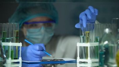 Araştırmacı şeffaf mavi sıvı analiz, su kontaminasyonu önleme