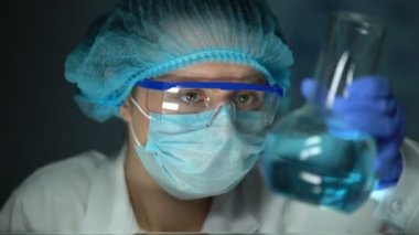 Bilim adamı Flask mavi şeffaf sıvı analiz, su ağır metaller kontrol
