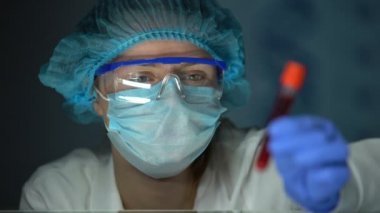 Tıbbi Laboratuar işçisi kan serumu analiz ediyor, babalık kanı testi yapıyor, DNA