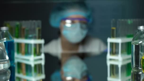 Científico analizando extracción de plantas amarillas en tubo para la producción de perfumería — Vídeos de Stock