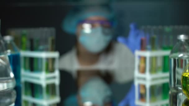 Asistente de laboratorio que gotea sustancia grasa en la muestra de carne en tubo, agente conservante — Vídeos de Stock