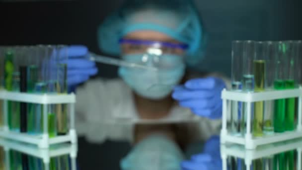 Επιστήμονας στάζει λιπαρό υγρό σε δοκιμαστικό γυαλί, διεξαγωγή πειράματος, εργαστήριο — Αρχείο Βίντεο