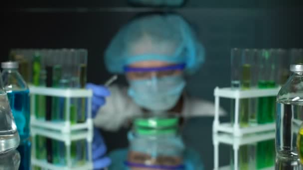 Científico analizando polvo absorbente verde en placas de Petri, desarrollo de fertilizantes — Vídeos de Stock