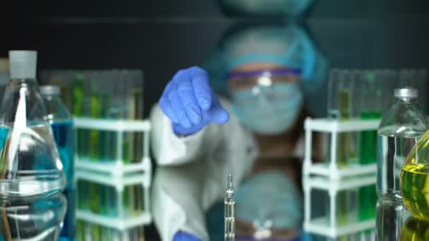 Şeffaf sıvı, antitoksin çalışmaları, ilaç ile ampül alarak araştırmacı — Stok video