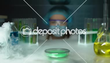 Laboratuar asistanı buzdolabında yeşil toz alarak, Dermatoloji Kriyoterapi malzeme