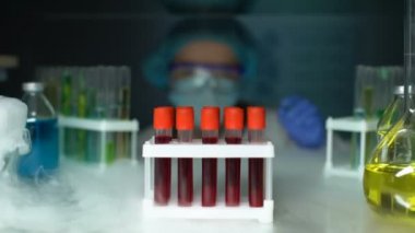 Araştırmacı buzdolabı kan serumu ile tüpler alarak, kök hücreleri Analizi