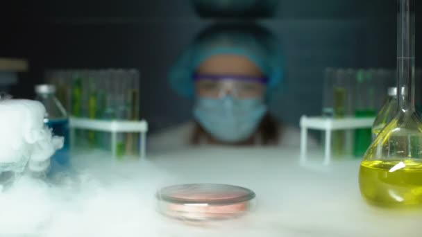 Ученый берет образец мяса в чашке Петри из холодильника, инфицированный анализ тканей — стоковое видео