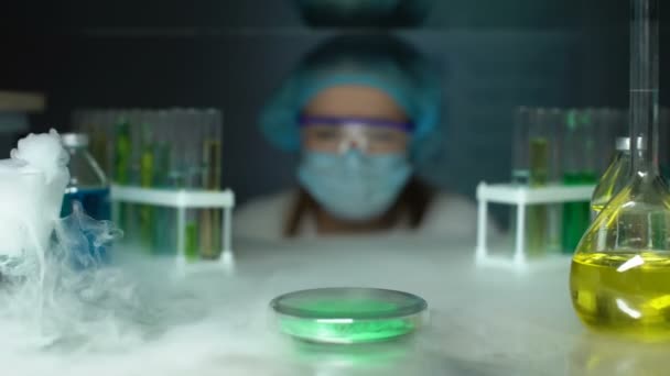 Лаборант, який бере зелений порошок з холодильника, дерматологічний кріотерапевтичний матеріал — стокове відео