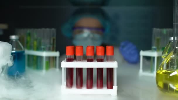 Onderzoeker die buizen met bloedserum van koelkast, stamcellen analyse neemt — Stockvideo