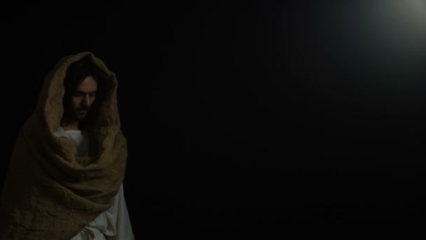 Jesus kommt aus der Dunkelheit und gibt helfende Hand, appelliert an Spiritualität — Stockvideo