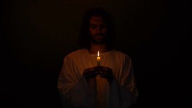 İnsanlar için dua mum ile dikenler taç İsa, iyilik günahları kefaret