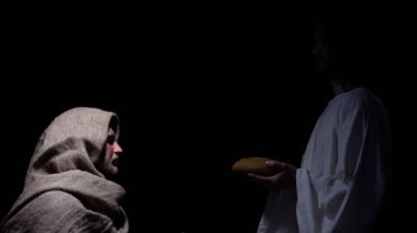 Aç, evsiz bir adam, ekmek vererek dikenli taç tür İsa mucize