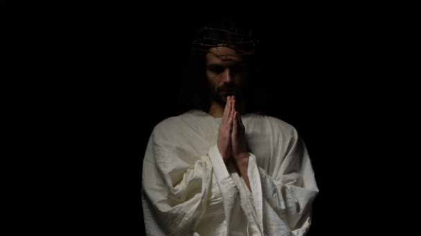 Jesús en corona de espinas llorando y orando por almas inocentes, castigo — Vídeos de Stock