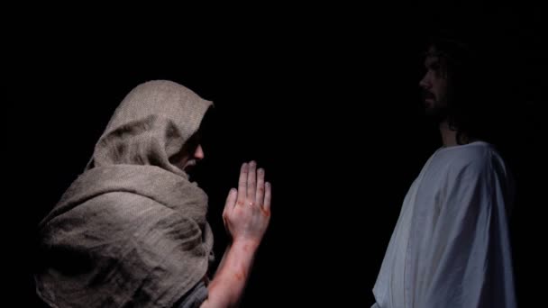 Jesus Christus in Dornenkrone segnet den armen Mann in Robe, Liebe und Güte — Stockvideo
