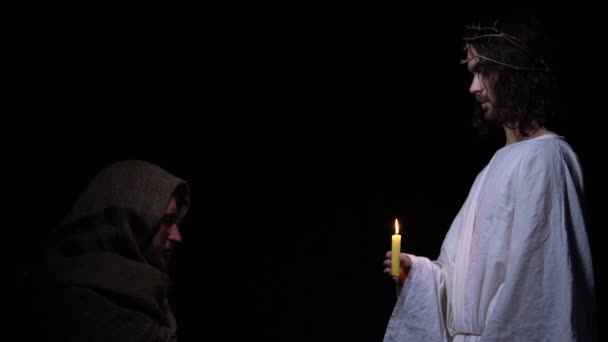 Ježíš Kristus v korunu trnovou dávat chudáka svíčka, projevem požehnání, evangelium
