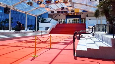 Kırmızı halı üzerinde giriş Palais des Festivals, merdivenlerde et des Congres, Cannes