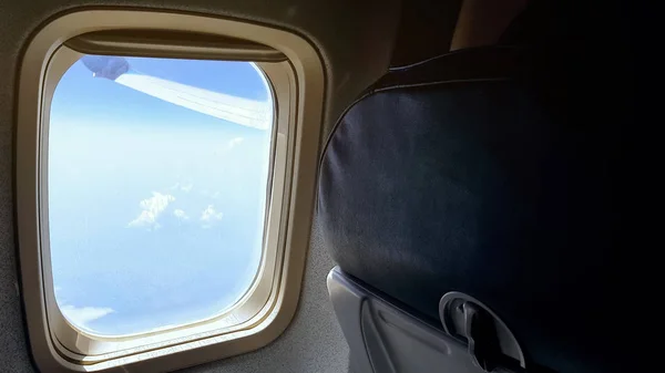 Μπλε Ουρανό Σύννεφα Μέσα Από Παράθυρο Του Αεροπλάνου Επιβατικές Μεταφορές — Φωτογραφία Αρχείου