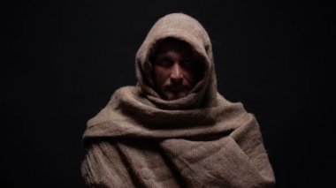 Erkek el yardım umutsuz aç dilenci bekleyen yemek istemekten germe elbise içinde