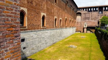 Milano, Sforza Kalesi cannonballs İtalyan ünlü kale gezi