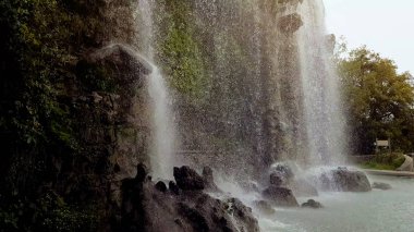 Su akışı güzel Castle Hill adam-hizmetçi şelale, çevre, turizm