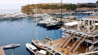 Pahalı yatlar Port Akdeniz resort turistlere deniz seferleri sunmaktadır