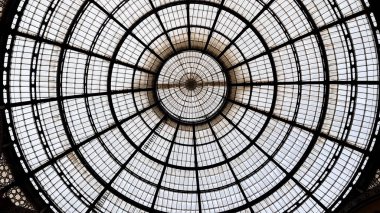 Milan Alışveriş Merkezi, güzel simetrik tasarım, arka plan cam kubbe