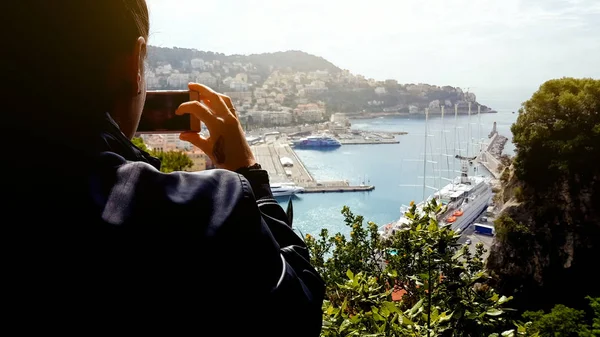 Turista Femenina Tomando Fotos Niza Lugares Interés Yates Barcos Puerto —  Fotos de Stock