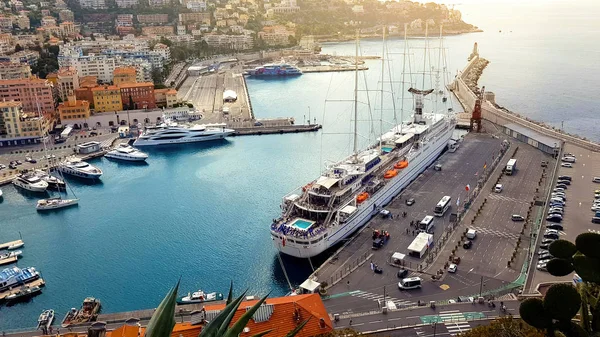船和豪华游艇 著名的阿祖尔海岸尼斯 航行运输 邮轮休闲 — 图库照片
