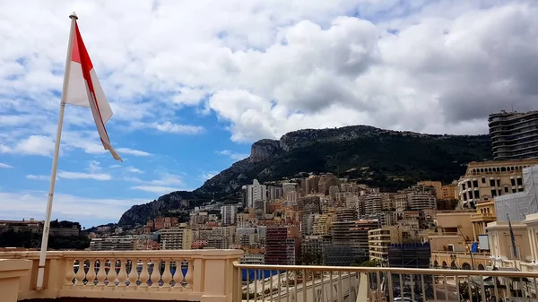 Bandera Mónaco Ondeando Sobre Fondo Del Paisaje Urbano Montaña Resort —  Fotos de Stock