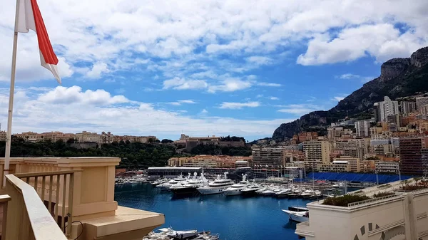 Monaco Flagge Auf Hotelterrasse Vermietung Von Unterkünften Der Küstenstadt Für — Stockfoto