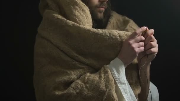 Jesus in robe die christelijk kruis, kruisigings symbool toont, donkere achtergrond — Stockvideo