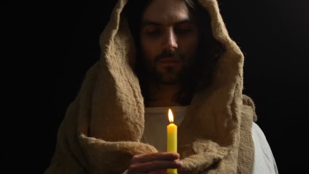 Jesús llorando con la túnica que sopla la vela, sufriendo de los pecados de la gente, hijo de Dios — Vídeo de stock