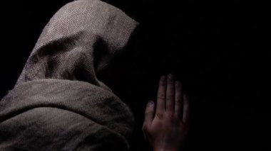 Zavallı kişi Isa Mesih 'e dua etmek, yardım ve AF, din için yalvarıyor