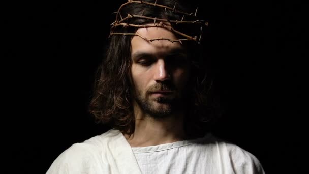 Иисус в терновом венце протягивает руку помощи, спасая грешника, религию — стоковое видео