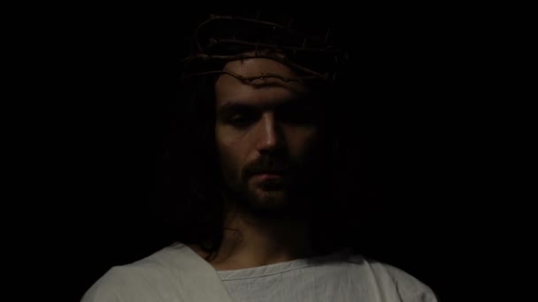 Gråter Jesus i kronan av törnen höja händerna till himlen, prata med Gud, religion — Stockvideo