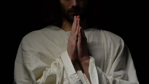 Gråter Jesus Kristus i kronan av törnen ber Gud för syndare förlåtelse — Stockvideo