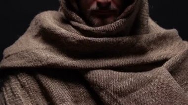 Zavallı adam elini dışarı ulaştı, yardım isteyen, hayır kavramı, bağış