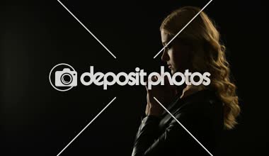 Karanlık bir yerde dua sarışın kadın, affetmek için soran, günahkâr itiraf