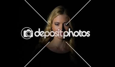 Genç kadın karanlık odada çığlık, umutsuzluk duygusu, stres ve yaşam sorunları