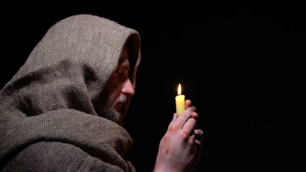Хворий жебрак дме свічку під світлом з небес, Блаженний Богом, милосердя — стокове відео