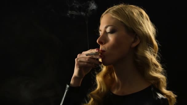 Mulher de vestido preto fingindo fumar, tentativa incerta de festa no clube noturno — Vídeo de Stock