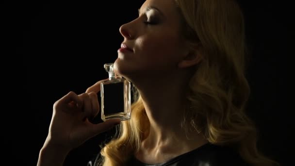 Seductive blonde female using luxury perfume, sexy scent, pheromones effect — Stock Video