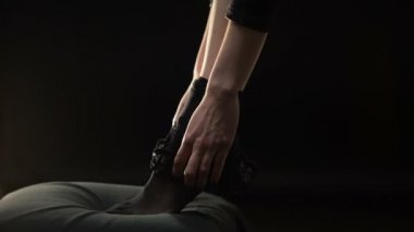 Genç kadın çorap giyen, erkek arkadaşı ile tarih için hazırlanıyor, baştan çıkarma