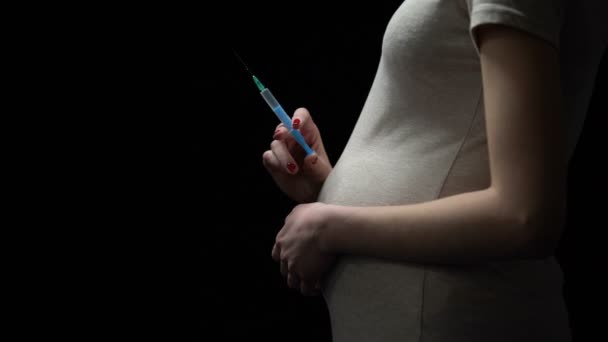 Наркотики злоупотребляли беременной женщиной, держащей шприц, делали инъекции в вену, наркомании — стоковое видео