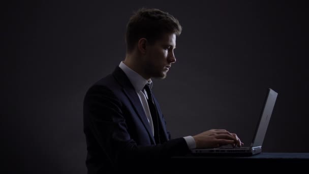 Σοβαρός διευθυντής στο κοστούμι που εργάζεται στο φορητό υπολογιστή μέχρι αργά το βράδυ, προαγωγή καριέρας — Αρχείο Βίντεο