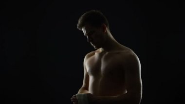 El sarar kullanarak erkek boxer, delme önce yaralanmalar bilek koruma